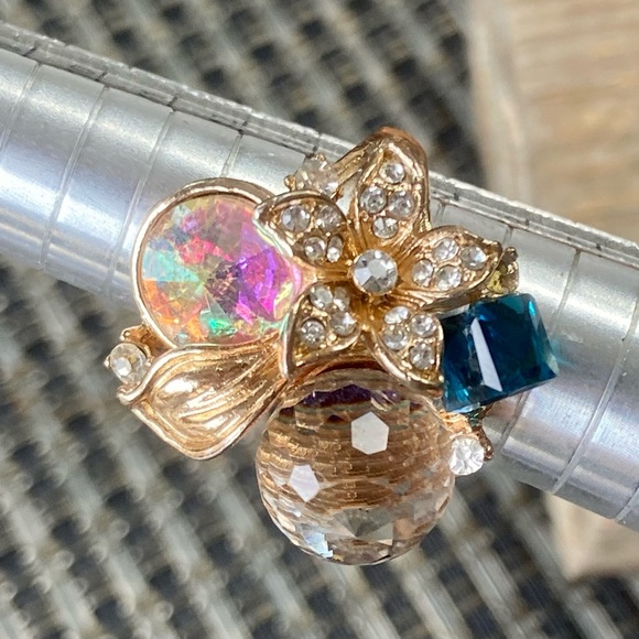 Beautiful Vintage Cluster Flower Ring with Blue and Clear Crystals (size 6.5) - Picture 12 of 13